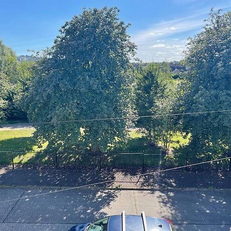 Lovely 2 Bedroom House Overlooking Park, Free Parking Belfast Exterior foto