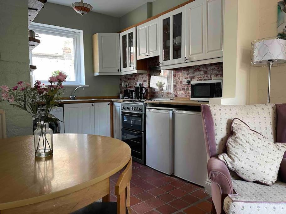 Lovely 2 Bedroom House Overlooking Park, Free Parking Belfast Exterior foto