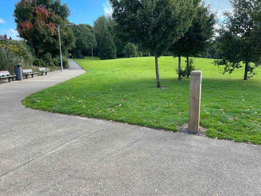 Lovely 2 Bedroom House Overlooking Park, Free Parking Belfast Exterior foto
