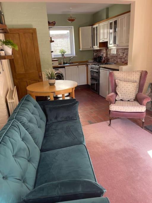 Lovely 2 Bedroom House Overlooking Park, Free Parking Belfast Exterior foto