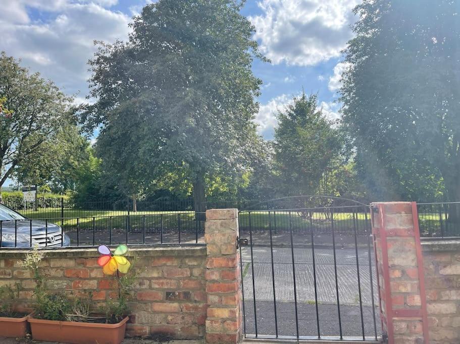 Lovely 2 Bedroom House Overlooking Park, Free Parking Belfast Exterior foto